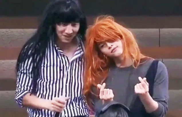 Kwang Soo dan Joong Ki lucu pakai wig © allkpop.com