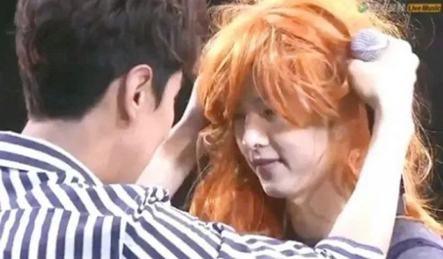 Kwangsoo memasangkan wig di kepala Song Joong Ki © allkpop.com