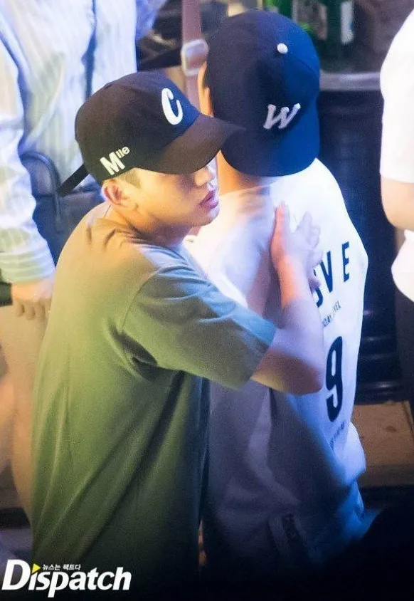 Dispatch bilang saat Yoochun mengadakan pesta, Song Joong Ki sedang makan malam bersama Yoo Ah In dan Song Hye Kyo © Dispatch.co.kr