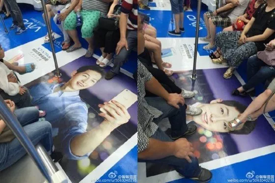 Gambar Song Joong Ki yang ada di lantai subway © Weibo