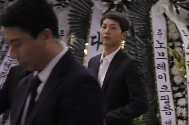 Song Joong Ki saat datang untuk melayat © Star Daily News