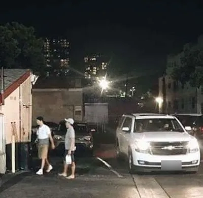 Song Joong Ki di depan restoran Korea, LA © via allkpop.com
