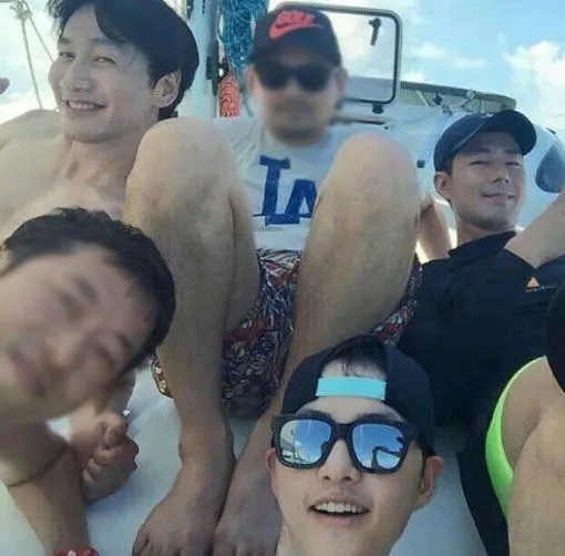 Foto liburan Song Joong Ki, Jo In Seong, dan Lee Kwang Soo di Thailand. ©soompi.com