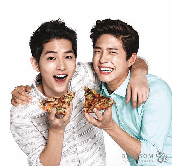 Song Joong Ki dan Park Bo Gum happy banget ya makan pizza-nya © Blossom Entertainment