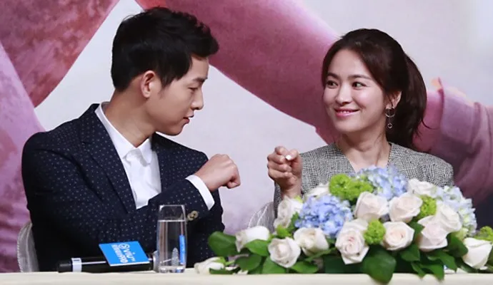Agensi bantah Song Joong Ki sewa pesawat pribadi untuk Song Hye Gyo © Dispatch.co.kr