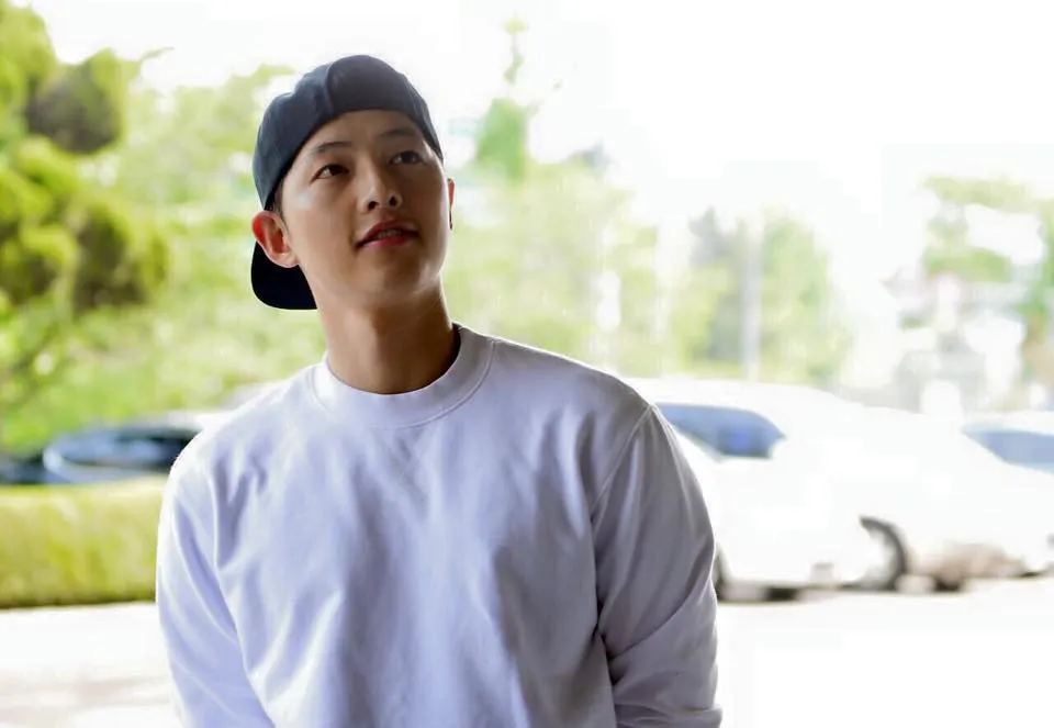 Song Joong Ki dalam acara pembacaan naskah drama The Descendant of the Sun. ©soompi.com