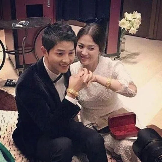 Song Song couple pose dengan gelang pemberian John Woo © allkpop.com