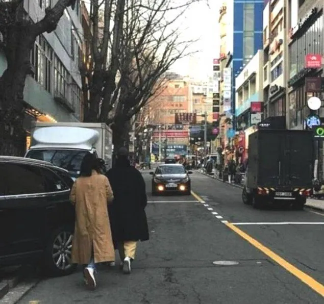 Song Song couple saat jalan-jalan di Busan © SINA