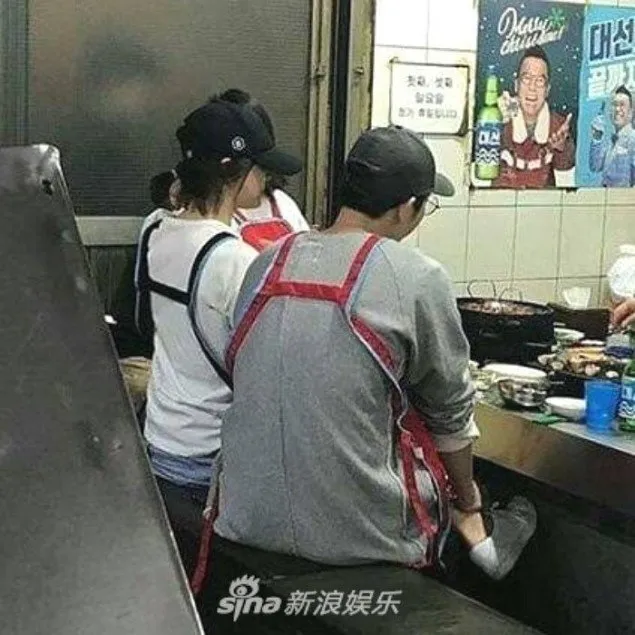 Song Song couple makan gopchang  © SINA