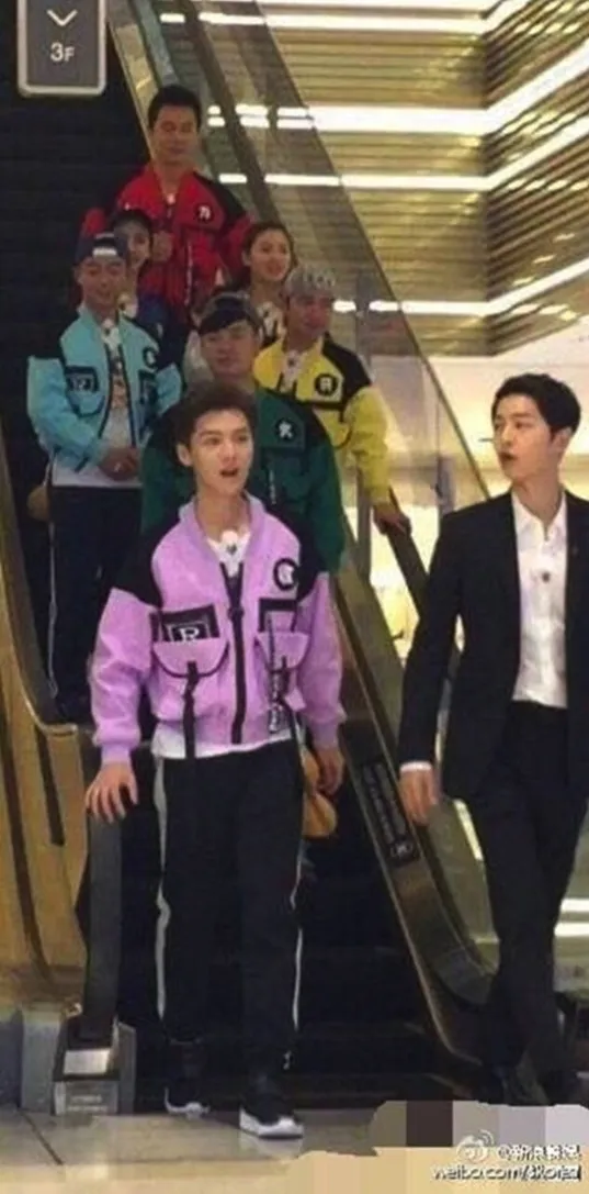 Song Joong Ki saat bersama Luhan dan pemain Running Brothers. ©soompi.com