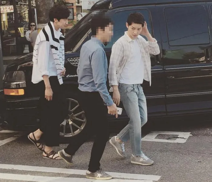 Lee Kwang Soo dan Song Jong Ki syuting © soompi.com
