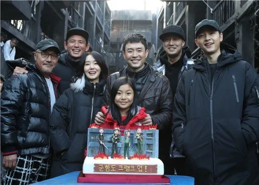 Song Joong Ki beri hadiah dan ucapkan terima kasih pada para kru BATTLESHIP ISLAND © soompi.com