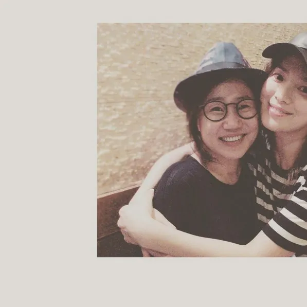 Kehangatan Song Hye Kyo dan Kim Eun Sook, cute banget deh! © instagram.com/kyo1122