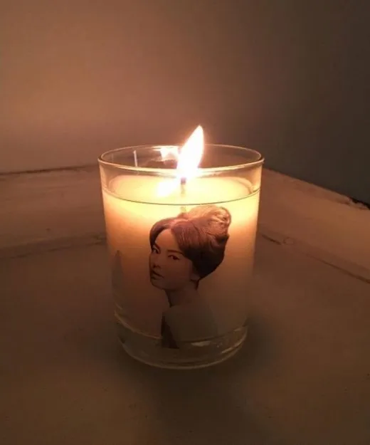 Song Hye Gyo memposting foto lilin yang bergambar wajahnya. ©Instagram/kyo1122