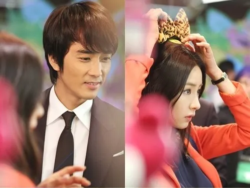 Song Seung Hun dan Shin Se Kyung tengah kencan di taman hiburan. ©soompi.com