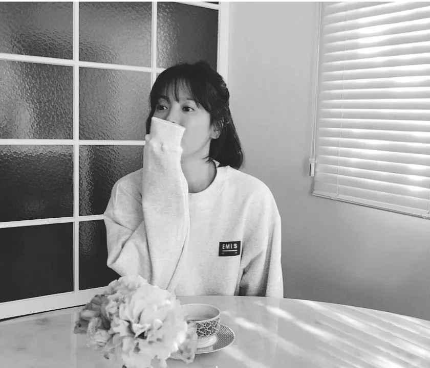 Song Hye Kyo saat menikmati waktu santai. © Instagram/kyo1122