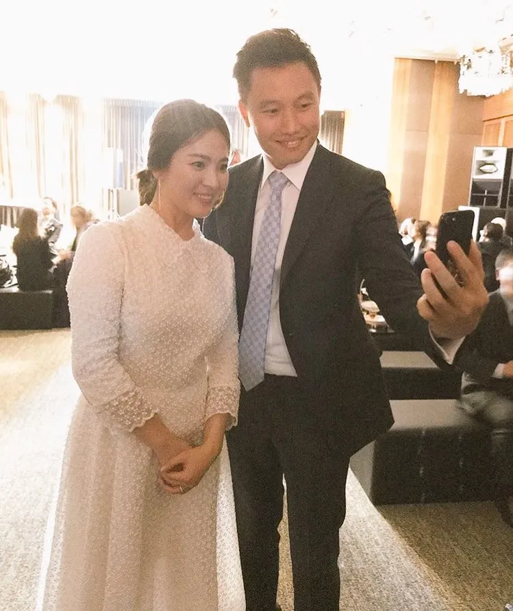 Ini gaun yang dipakai Song Hye Kyo di after party © instagram.com/kueng_chalermchai