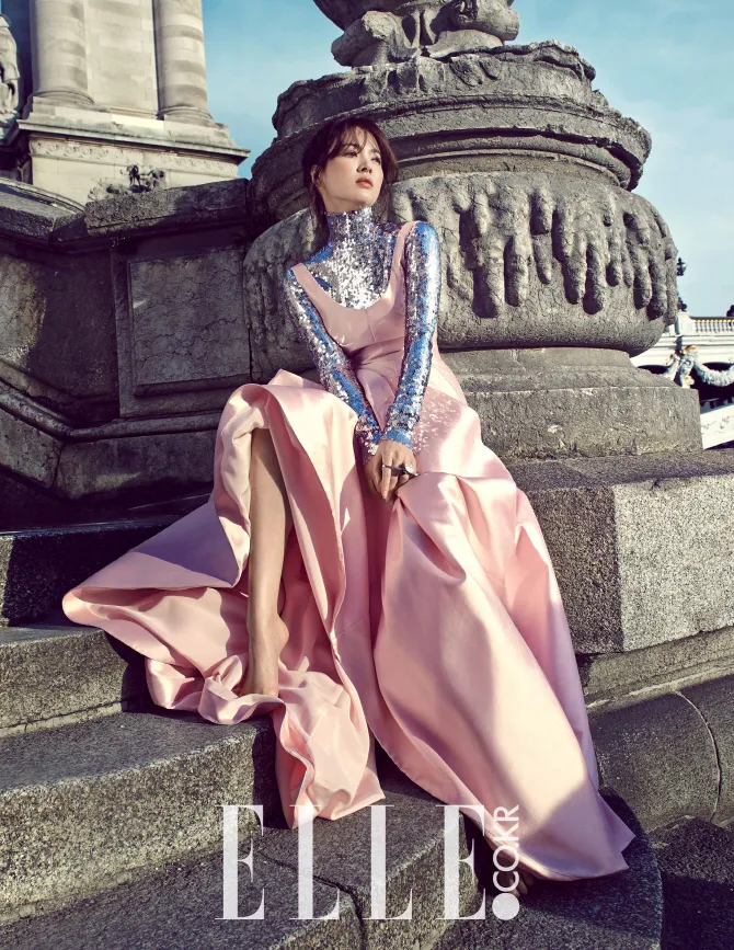 Salah satu foto Song Hye Gyo untuk majalah ELLE © ELLE.co.kr
