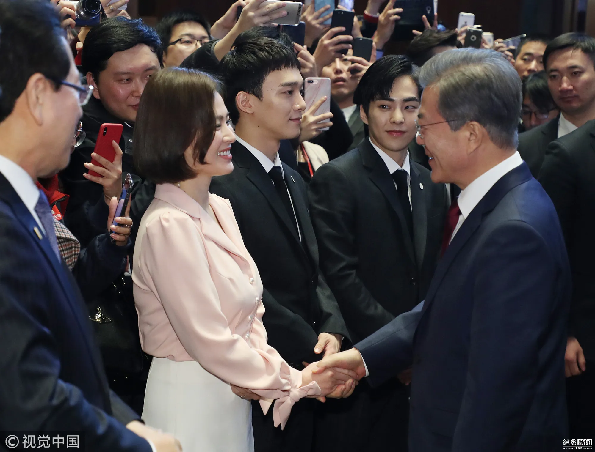 Song Hye Kyo saat salaman bersama Moon Jae In © koreaboo.com