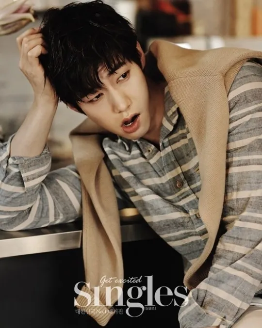 Song Jae Rim saat melakukan pemotretan dalam majalah Singles. @soompi.com