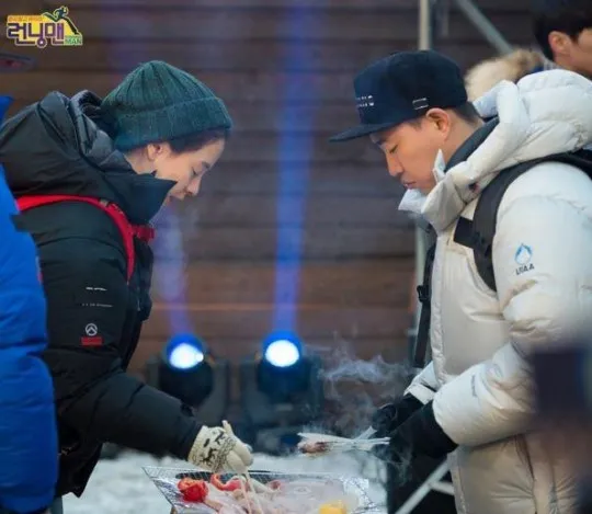 Monday Couple saat menghabiskan waktu bersama memanggang daging. © soompi.com