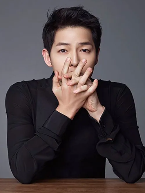Song Joong Ki siap menunggu wanita yang dicintainya © Haper's Bazaar China