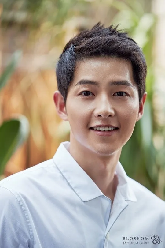 Song Joong Ki ungkap apa alasan yang membuatnya memilih menikah muda. © soompi.com