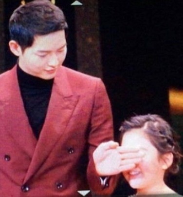 Song Joong Ki saat menutup mata aktris cilik saat adegan ciumannya dan Song Hye Kyo ditampilkan di layar KBS Drama Awards 2016. ©soompi.com