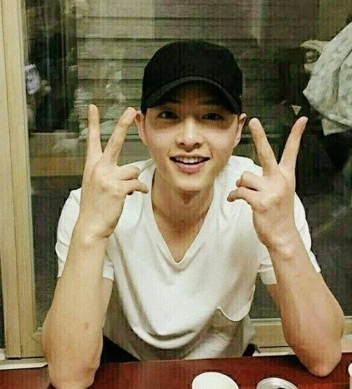 Foto terbaru Song Joong Ki di fanclub officialnya. ©allkpop.com