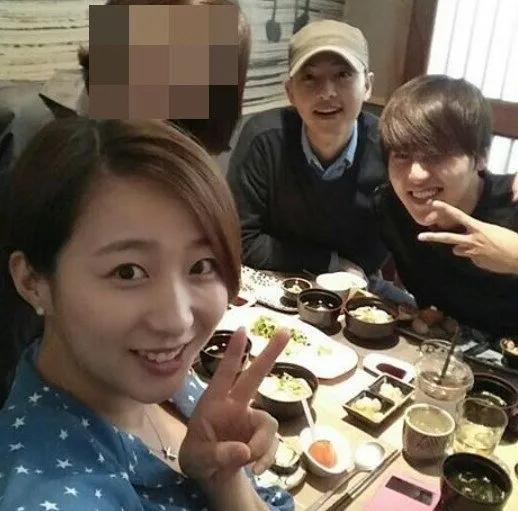 Song Joong Ki reunian bersama teman-teman. ©soompi.com