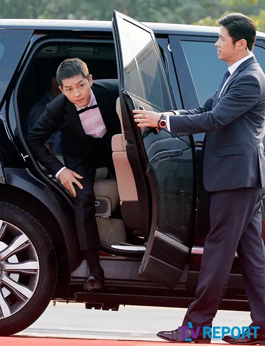 Song Joong Ki turun dari mobil di red carpet Seoul Drama Awards 2016. ©TV Reports