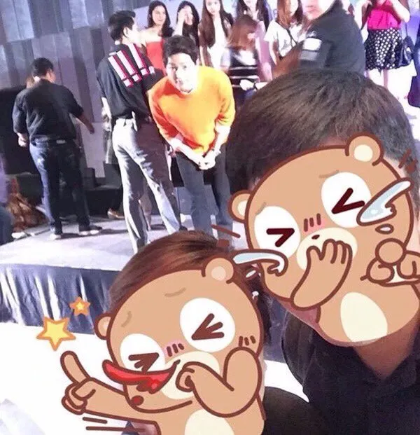 Aksi photobomb Song Joong Ki yang bikin gemas © twitter.com/songjoongki_sg