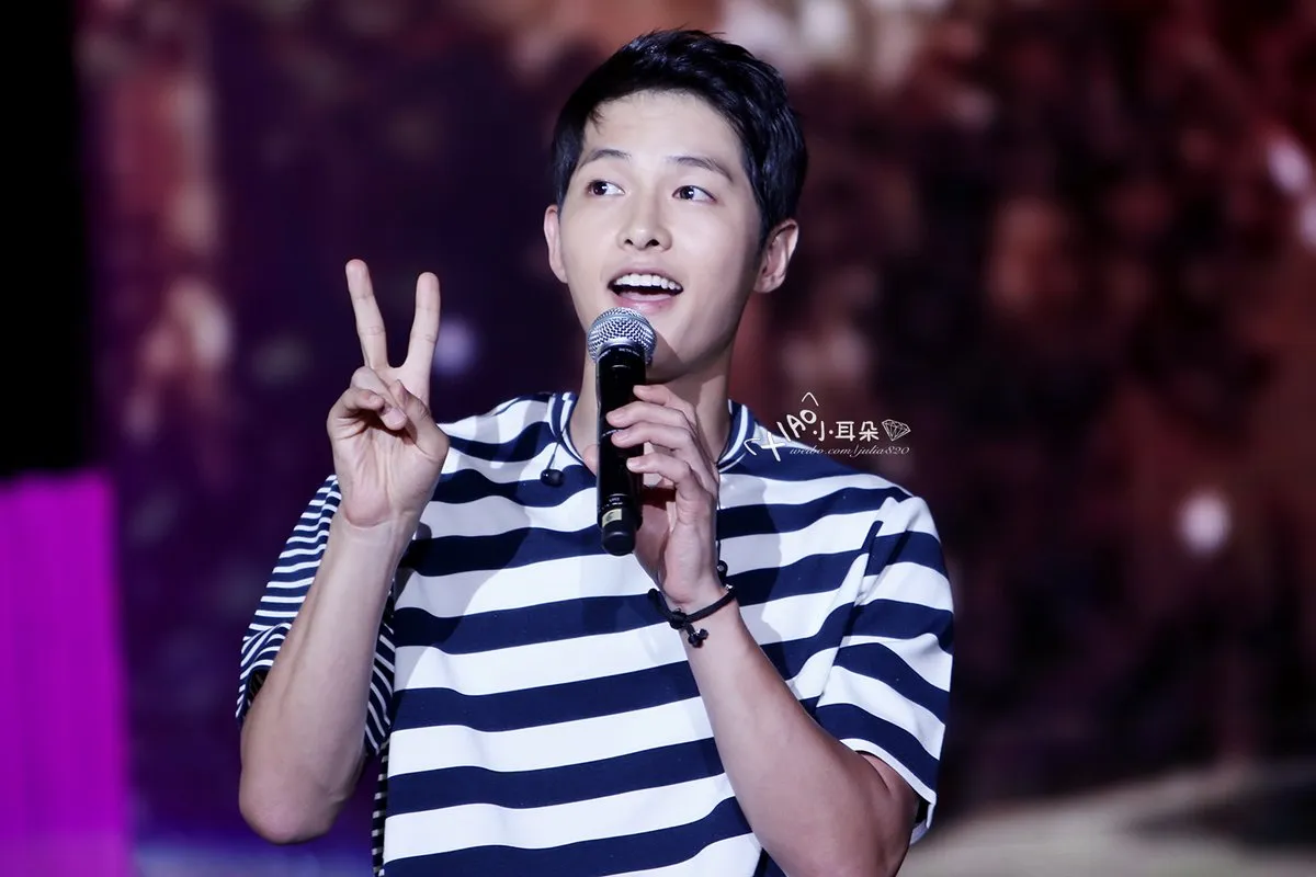 Song Joong Ki saat di fan meet Shanghai © weibo.com/julia820