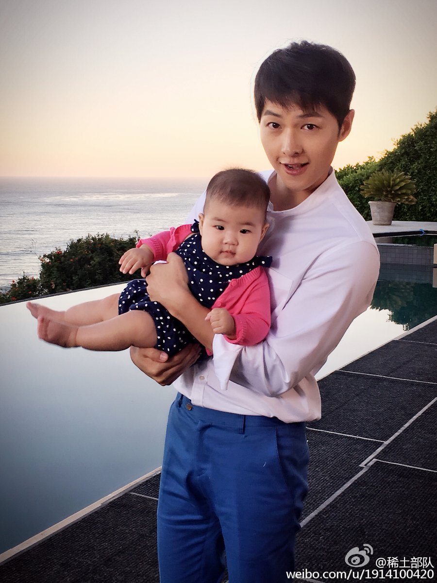 Song Joong Ki Gendong Istrinya Yang Chubby Dan Cute Banget