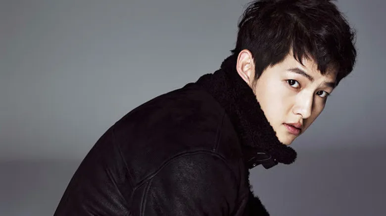 Song Joong Ki dikabarkan cedera lengan. © soompi.com
