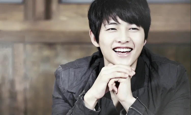 Song Joong Ki terungkap telah jadi donatur untuk para penderita kanker. © soompi.com