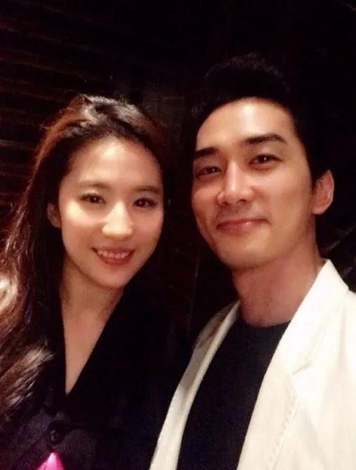Agensi bantah rumor Song Seung Hun dan Liu Yifei putus. 孟oompi.com
