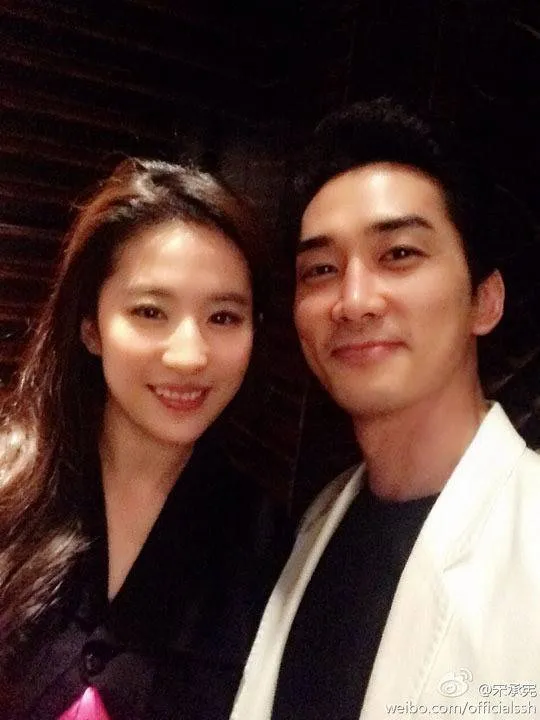 Song Seung Hun dan Liu Yifei dirumorkan kencan di Wuhan. © allkpop.com