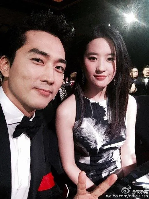 Momen berdua Song Seung Hun dan Liu Yifei kemarin malam (24/9) dalam acara amal. ©weibo/officialssh