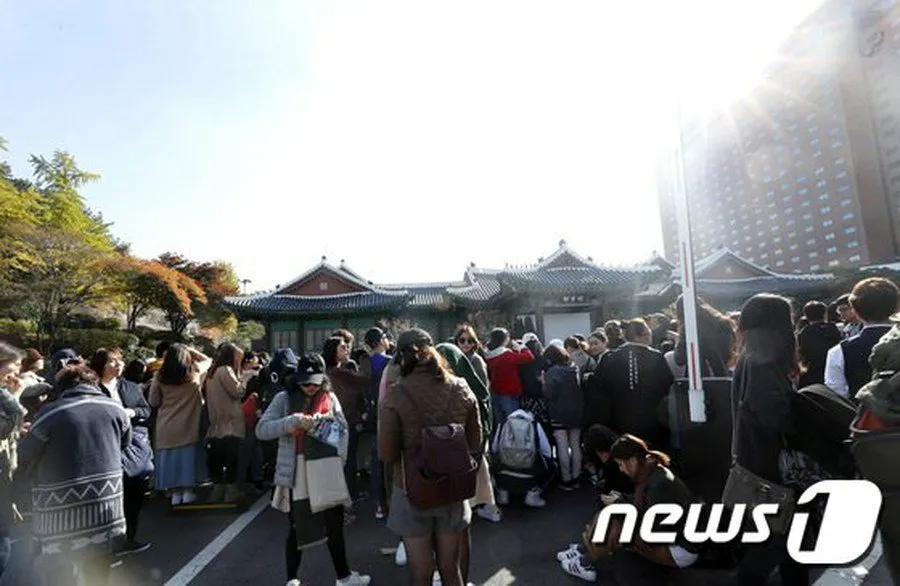 Fans Song Joong Ki dan Song Hye Kyo menunggu di luar venue. © News1