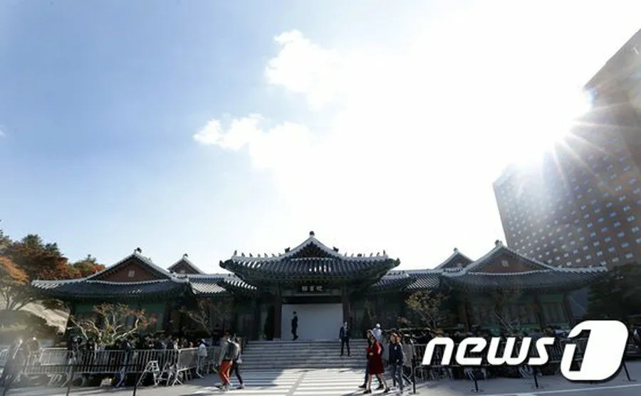 Suasana di luar venue pernikahan Song Joong Ki dan Song Hye Kyo. © News1