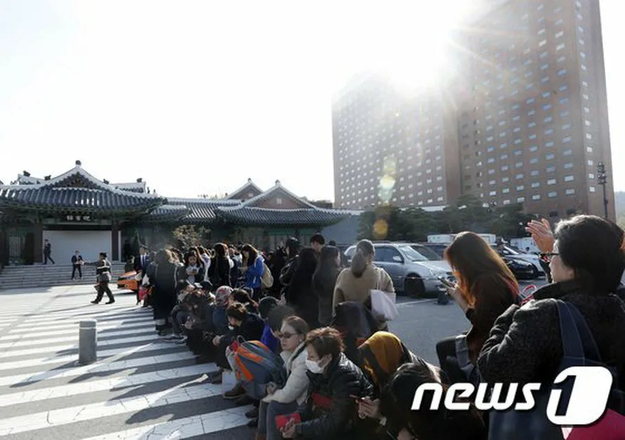 Fans Song Joong Ki dan Song Hye Kyo di luar Shilla Hotel Seoul. © News1