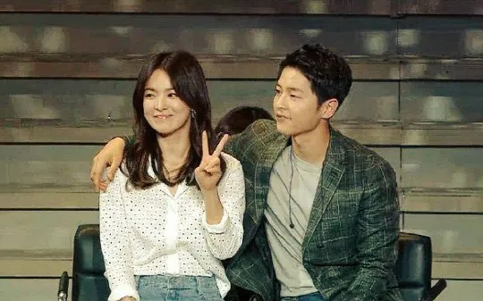Song Joong Ki merangkul manis Song Hye Gyo di fanmeeting CHengdu. ©allkpop.com