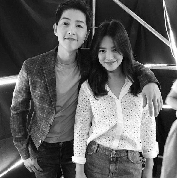 Song Hye Gyo Posting Foto Bareng Song Joong Ki Fans Harap