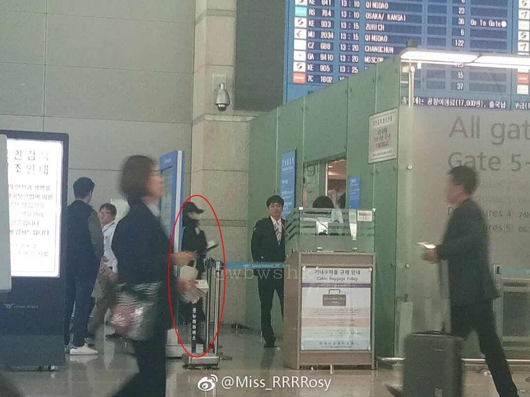 Song Hye Kyo saat hendak check in © @wbwshk