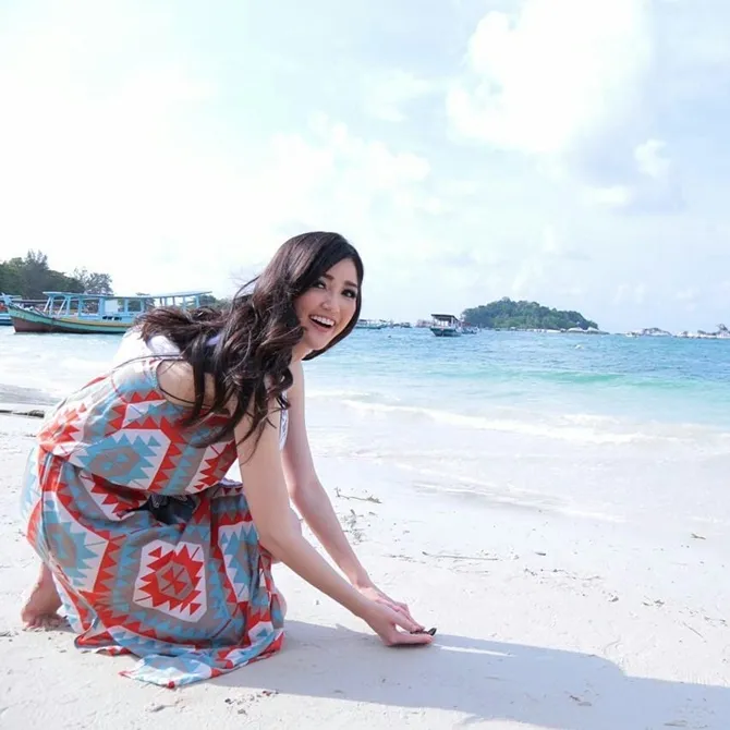 Sonia ikut pelepasan anak penyu sirik (credit: instagram.com/officialputeriindonesia)