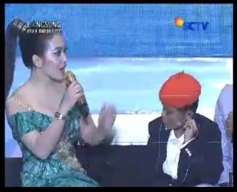 Syahrini memberikan sebuah rumah dari seorang donatur untuk Sony Wakwaw ©Twitter.com/SCTV_