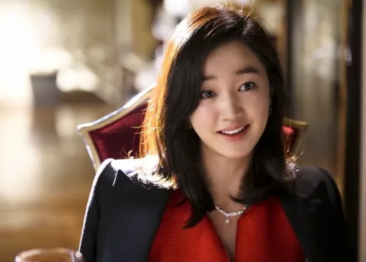 Dress maupun aksesoris yang digunakan Soo Ae di Mask jadi incaran publik. ©sbs