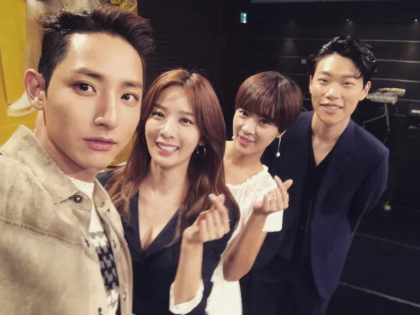 Para bintang utama Lucky Romance posting foto bareng. ©soompi.com