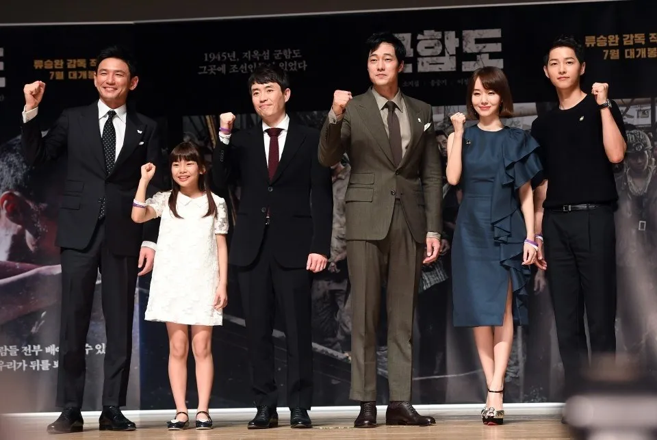 Soo Ahn dengan para bintang THE BATTLESHIP ISLAND © via koreaboo.com